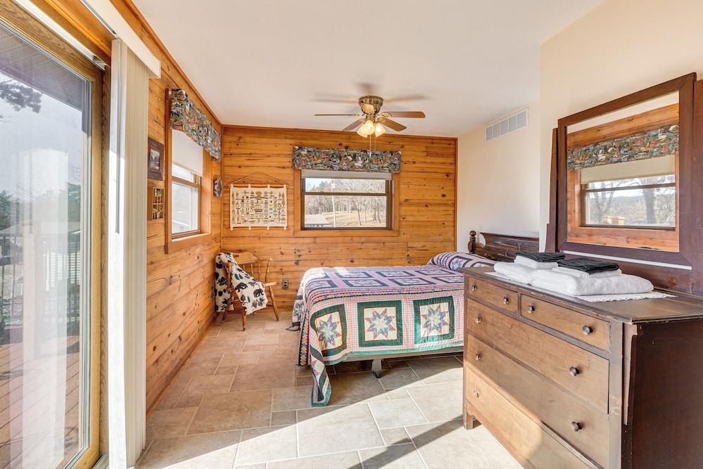 Table Rock Lake Cabin w/ Waterfront Views!