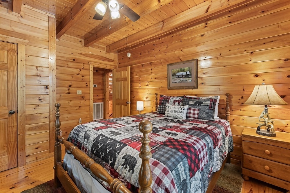 Triple Mountain View Stunning 4 BDR Cabin w/ Private Hot Tub, Game Room