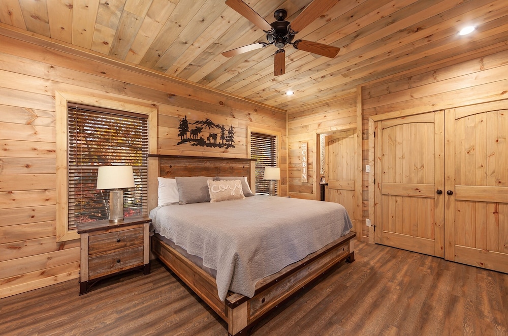 Victoria's Secrets 5 Bedroom Cabin by RedAwning view 2