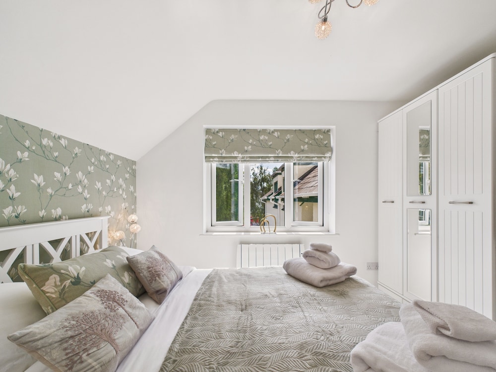 2-bed Central Apartment- Free Private Parking