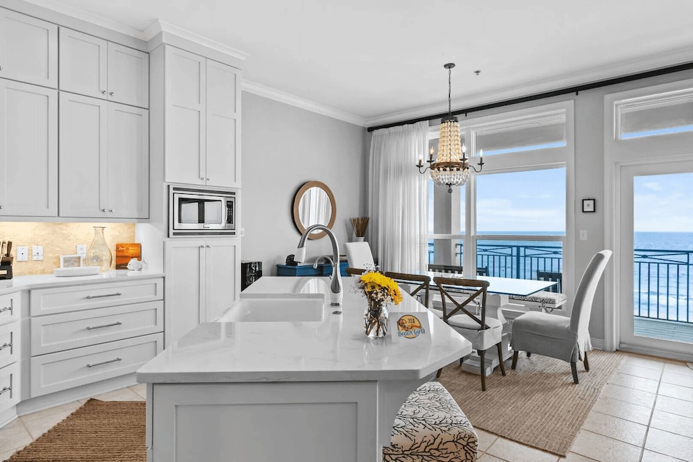 Grovey by the Sea by Avantstay Oceanfront, Private Beach, Pool Access
