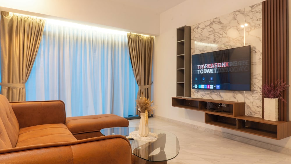 Moonway Luxury Suites At Eaton Residence