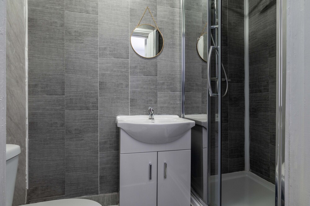 Immaculate 1-bed Studio1 in Coventry view 5