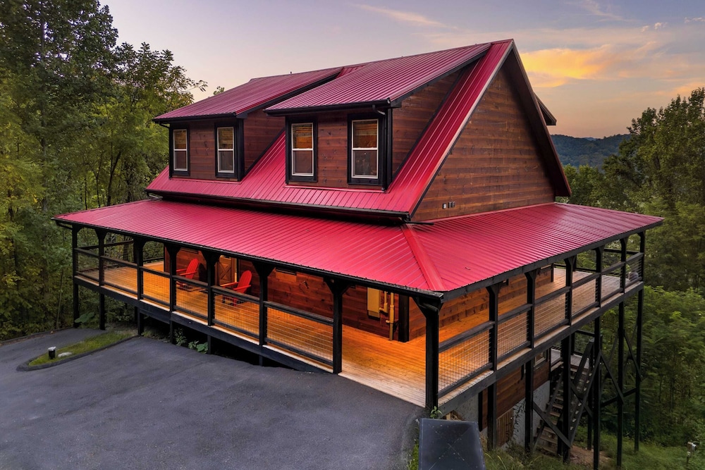 Indoor Pool, Theater, Hot Tub & Mountain Views Near Dollywood Crimson Crest by Avantstay