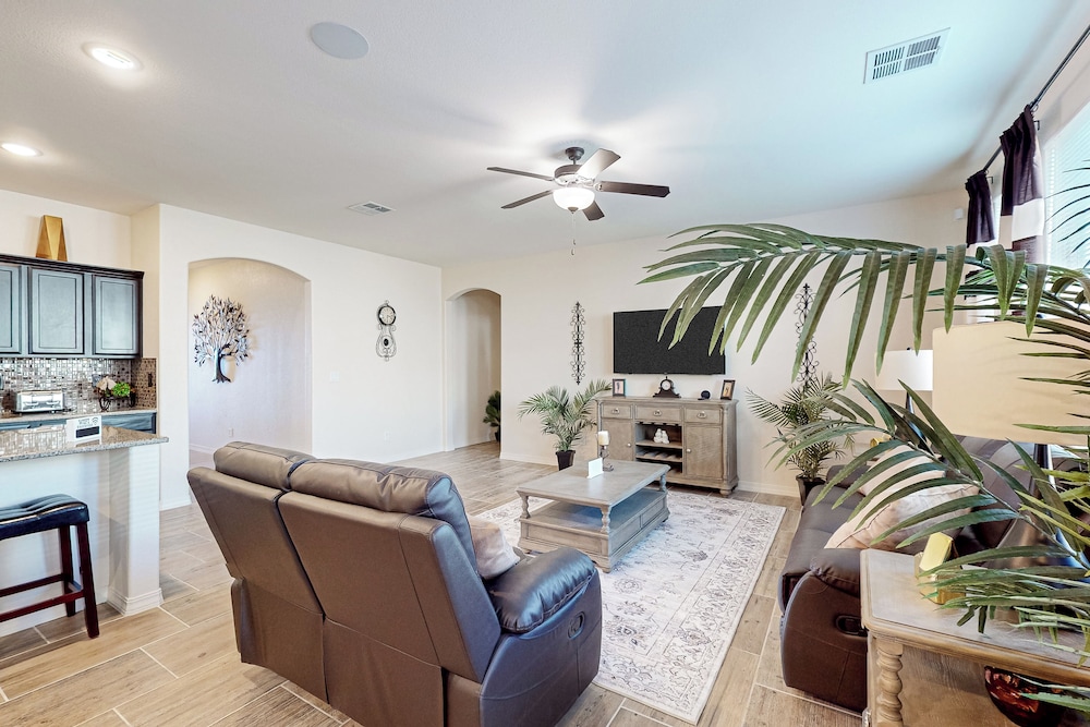 4BR w/ Private Yard, Outdoor Games, Grill, & W & D
