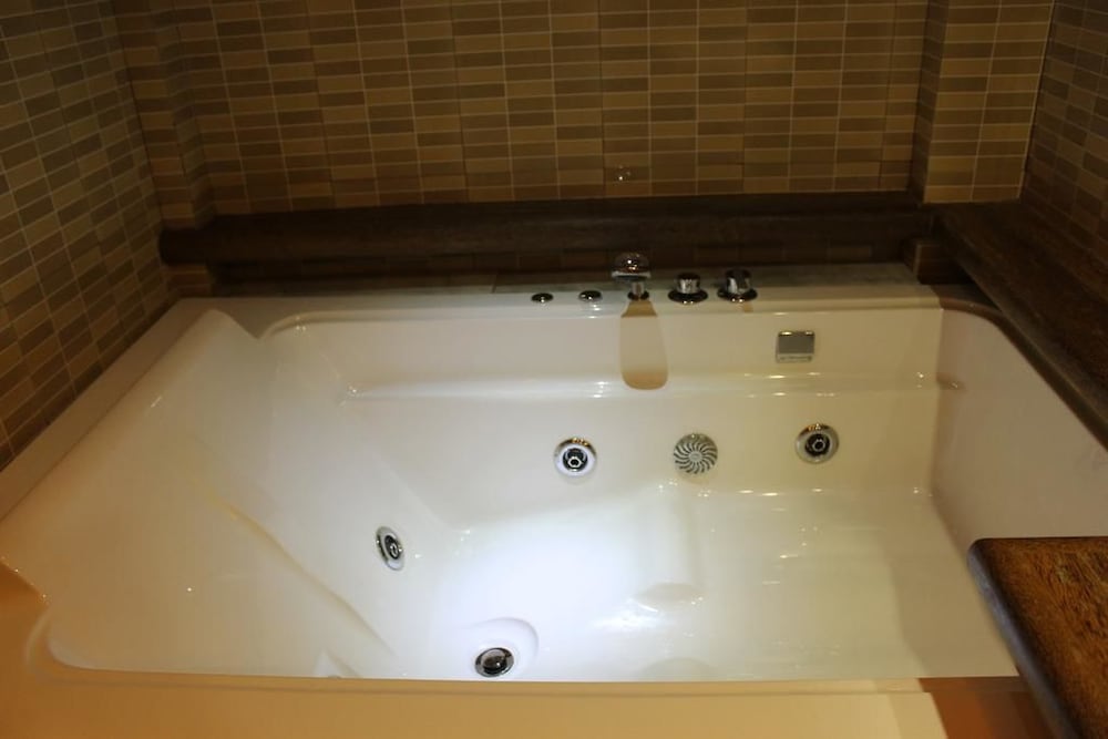 Eureka Serenity Athiri Inn