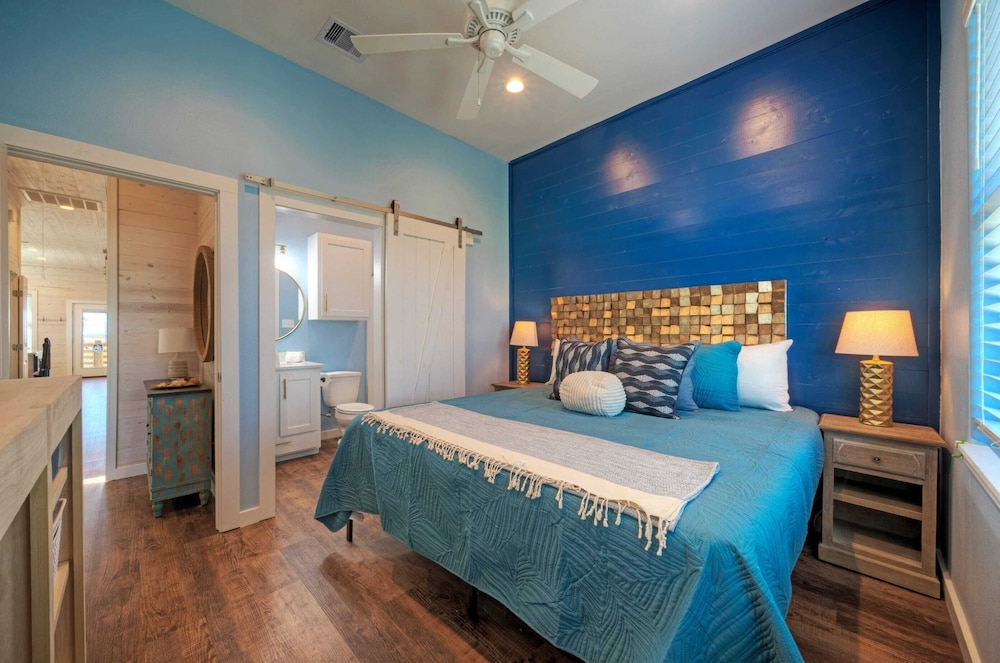 Sleeps 20 2 Homes w/ Beach Boardwalk Access, Water Canal Views, & Priv Pools