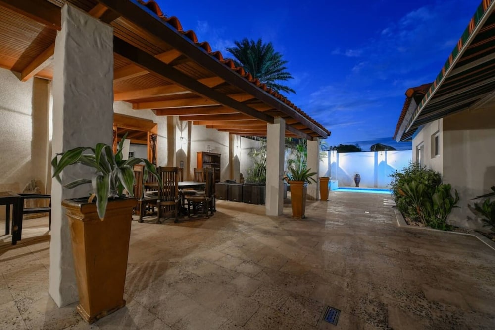 Blue Makini Villa in Noord
