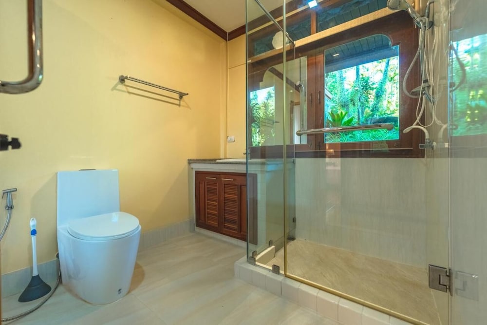 6BR Luxury Retreat in Layan Phuket V159