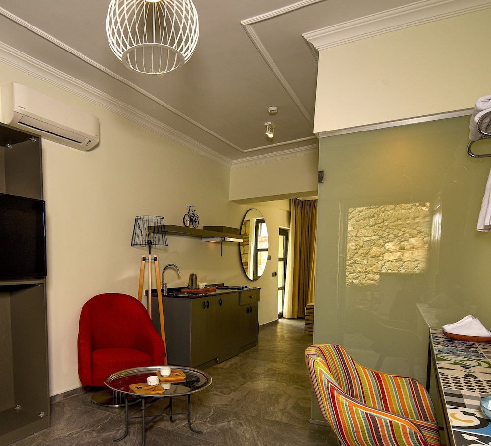 Warm Studio Flat with Patio LOTUS