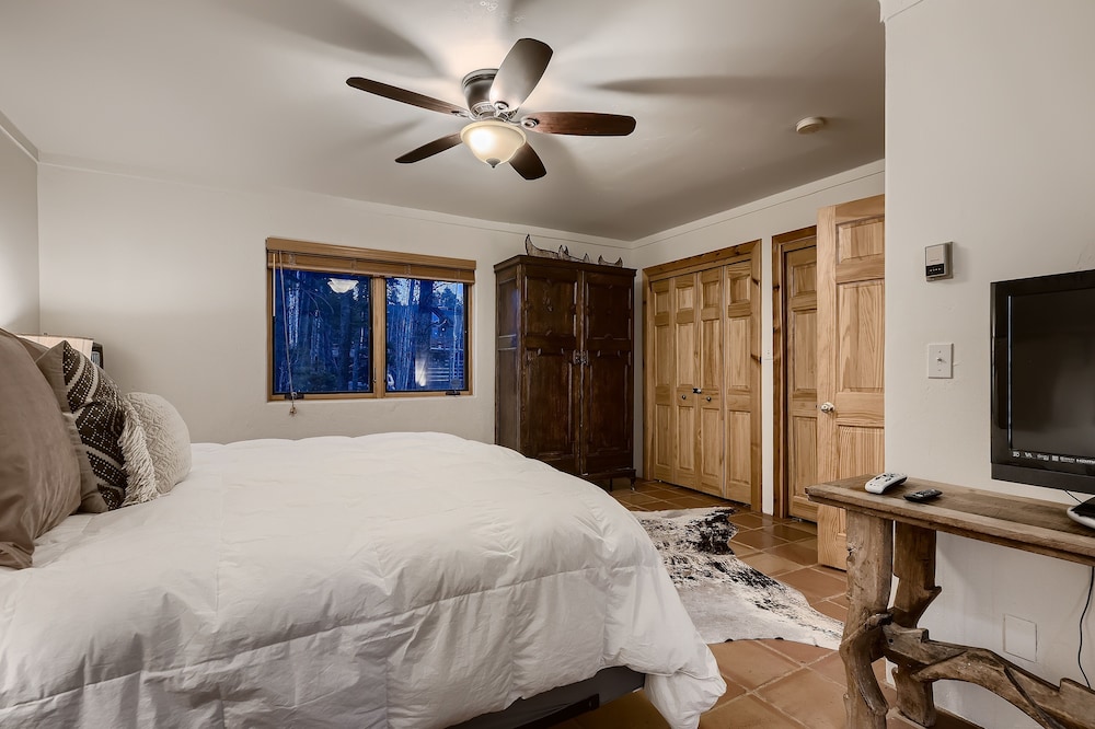 New Listing! Quicksilver Lodge 3 Bedroom Home by RedAwning view 3