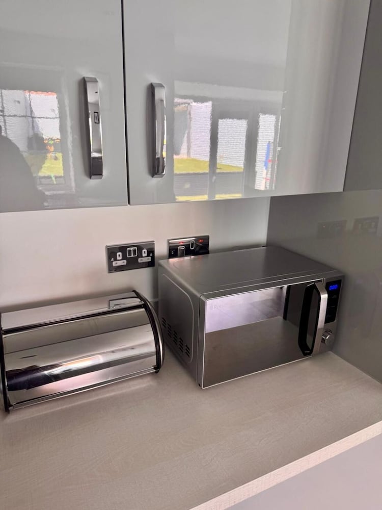 High END Spacious 4 Bed House - Free Parking