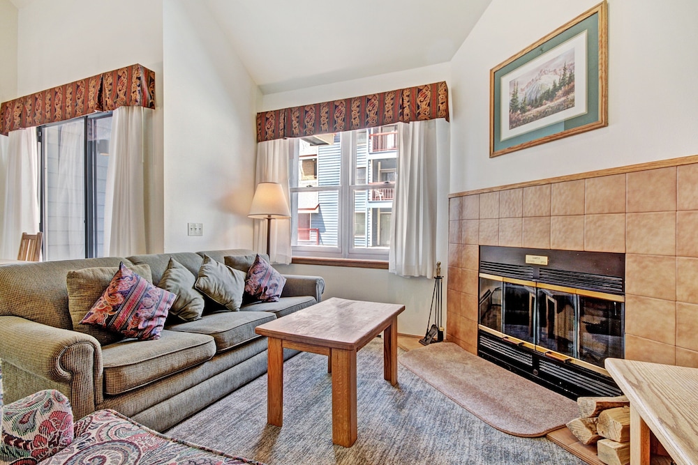 Ideal Locale Steps To Mountain & Main St- 1br+loft, Sleeps 6 1 Bedroom Condo by RedAwning view 4