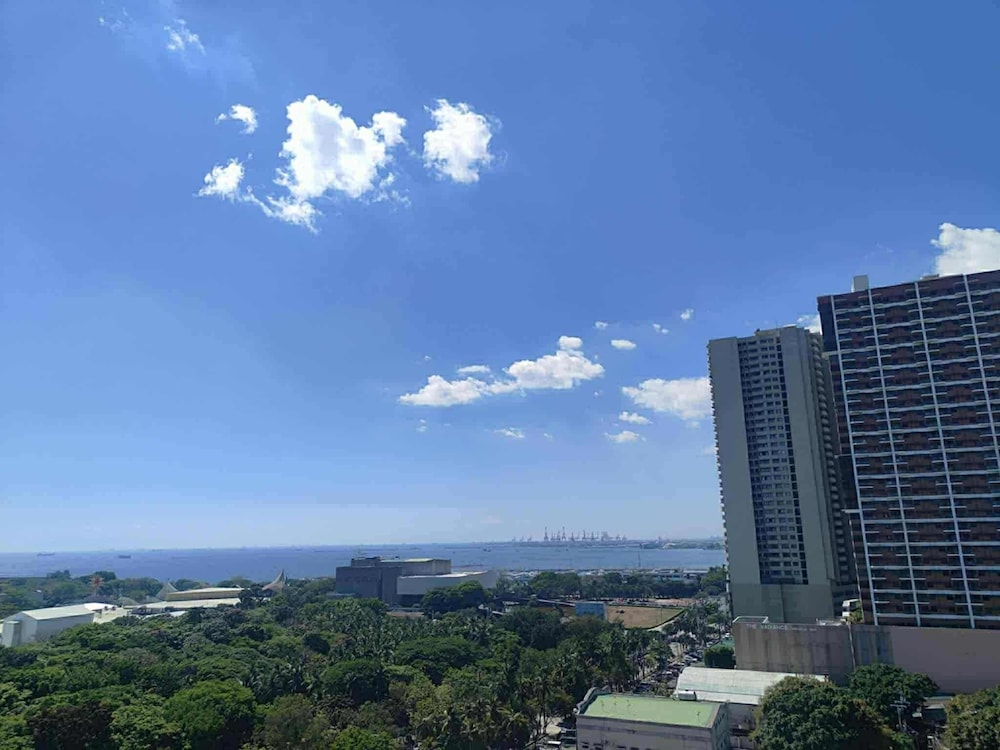 Breeze Residences Condos