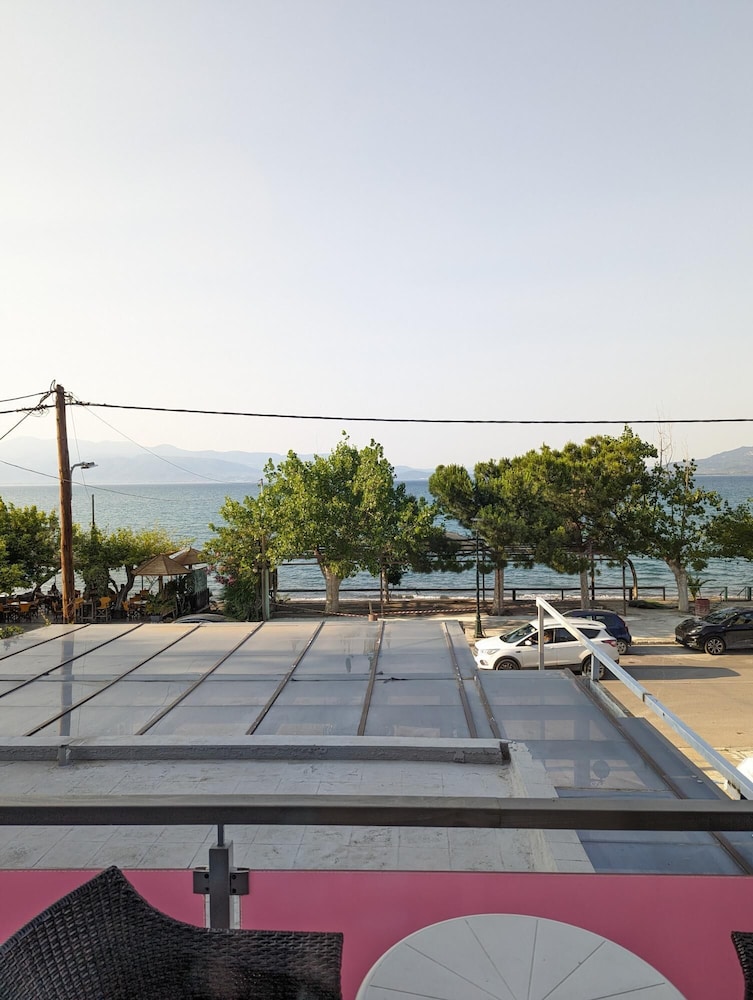 Okeania Seafront Rooms in Kamena Vourla