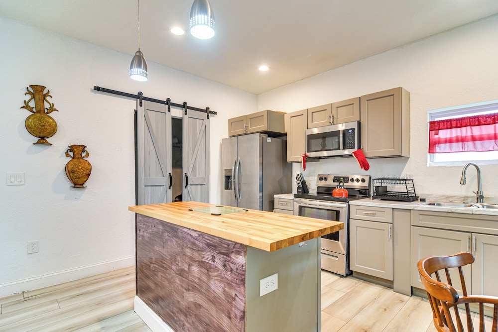 Close to Attractions: Tampa Retreat w/ Yard!
