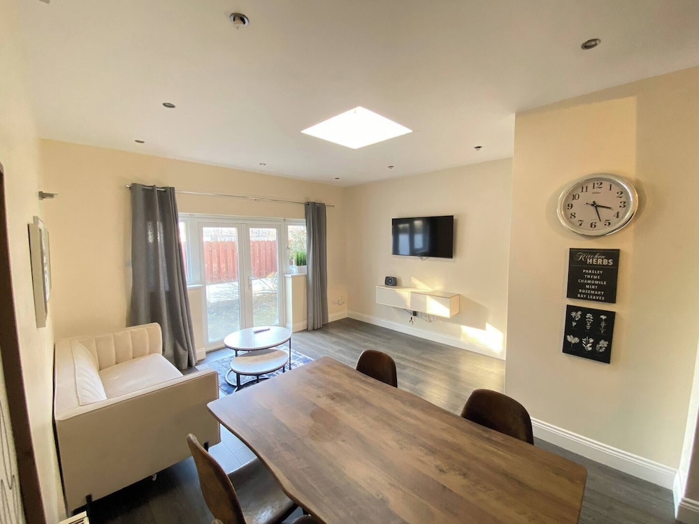 Bright & Lush 2 Bed Apartment