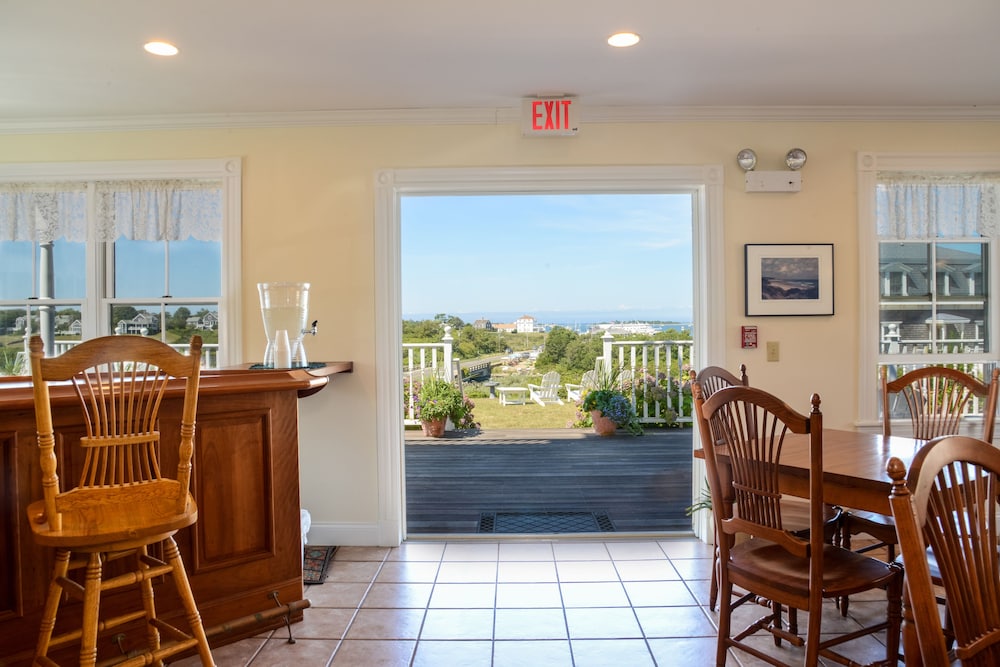 Payne's Harbor View Inn
