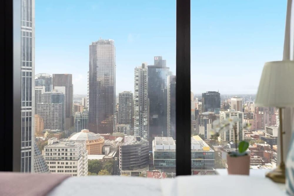 A Chic 2BR Apt Near Melbourne CBD w/ Free Parking