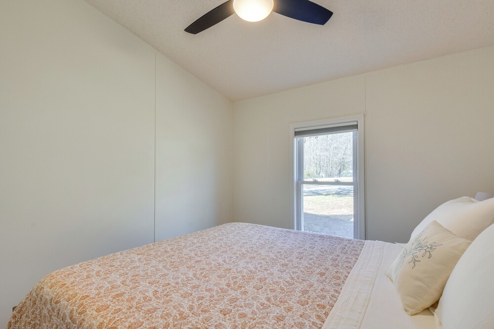 Deck, Grill & Dock Access: Lake Keowee Retreat!