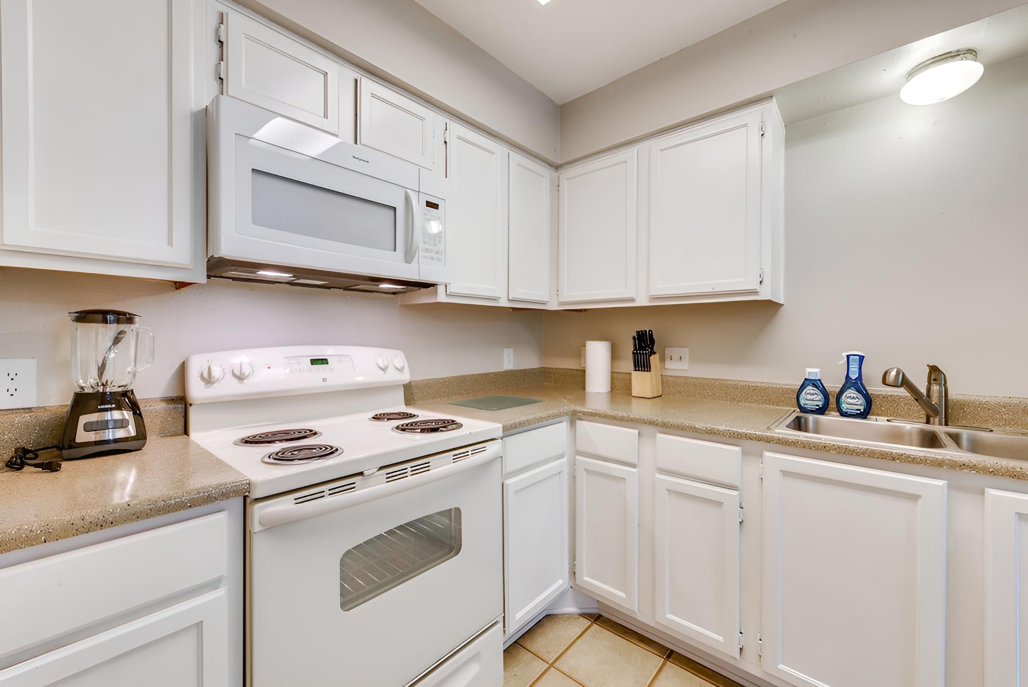 Baton Rouge Condo w/ Pool & Balcony, Near Golfing! view 5