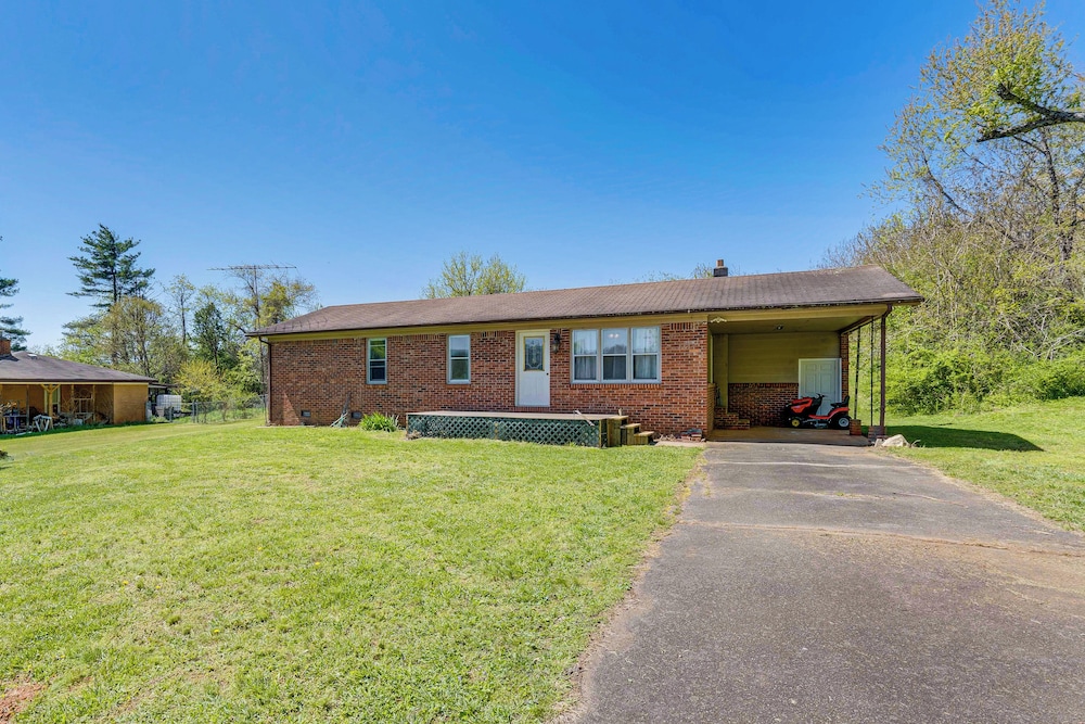 5 Mi to Chatuge Lake: Hayesville Hideaway!