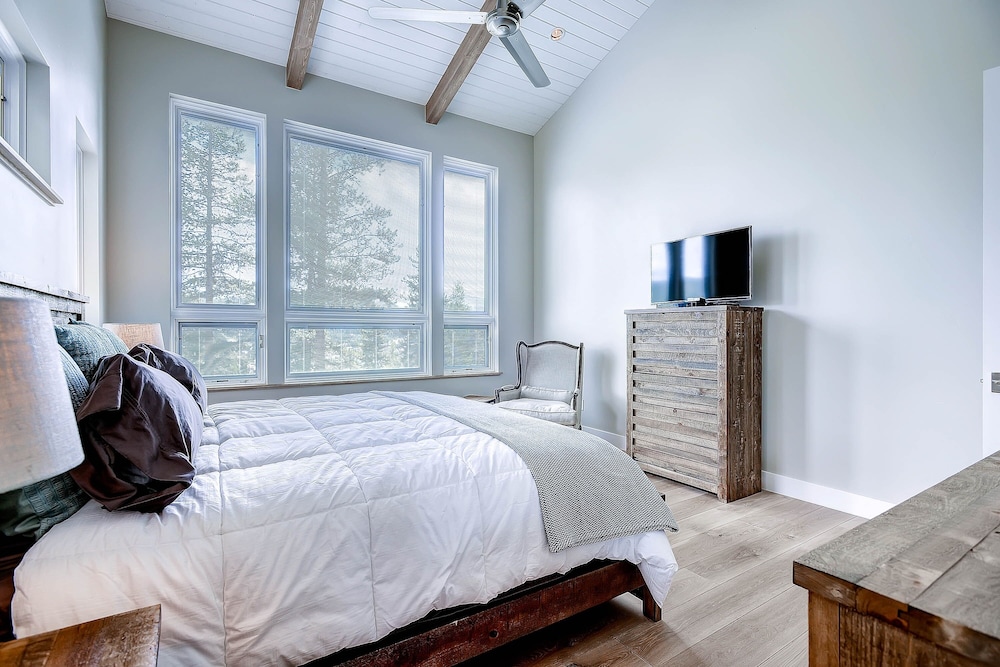 Sunrise Ski Haus 4 Bedroom Home by RedAwning