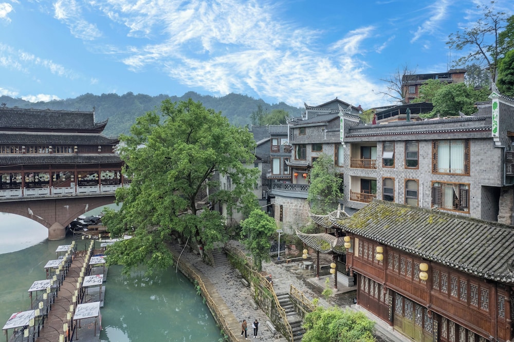 Fenghuang Yiquan River View B&B