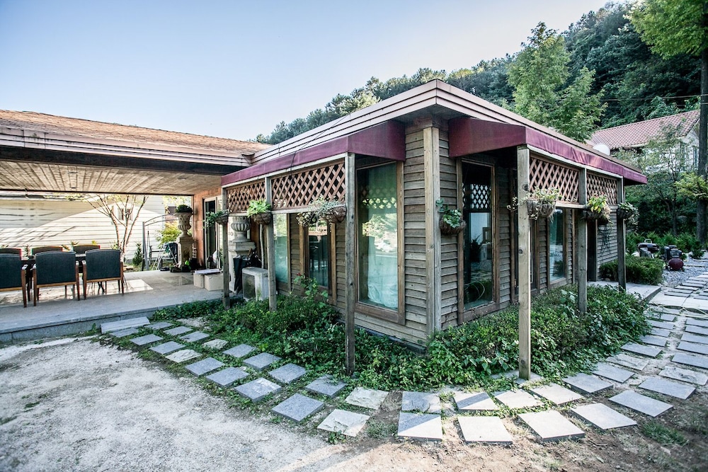 Hill & Falls House
