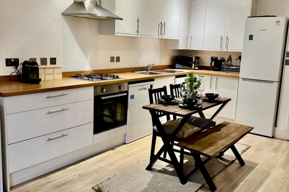 Stylish 1 bed Apartment - Sleeps 4 & Free Parking