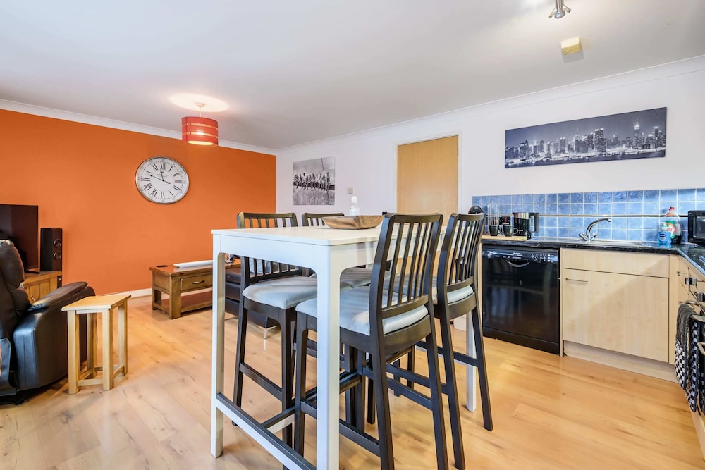 Central Exeter Gem Stylish 2 bed Free Parking view 5