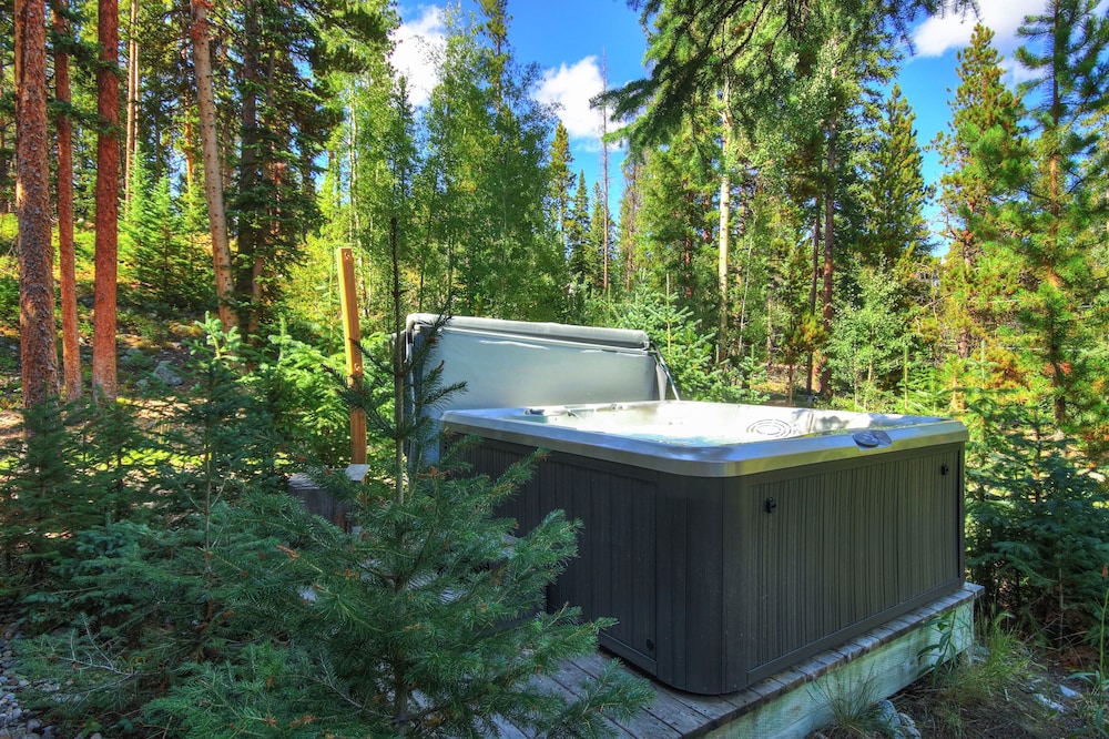 Bear Lodge 6 Bedroom Home by RedAwning