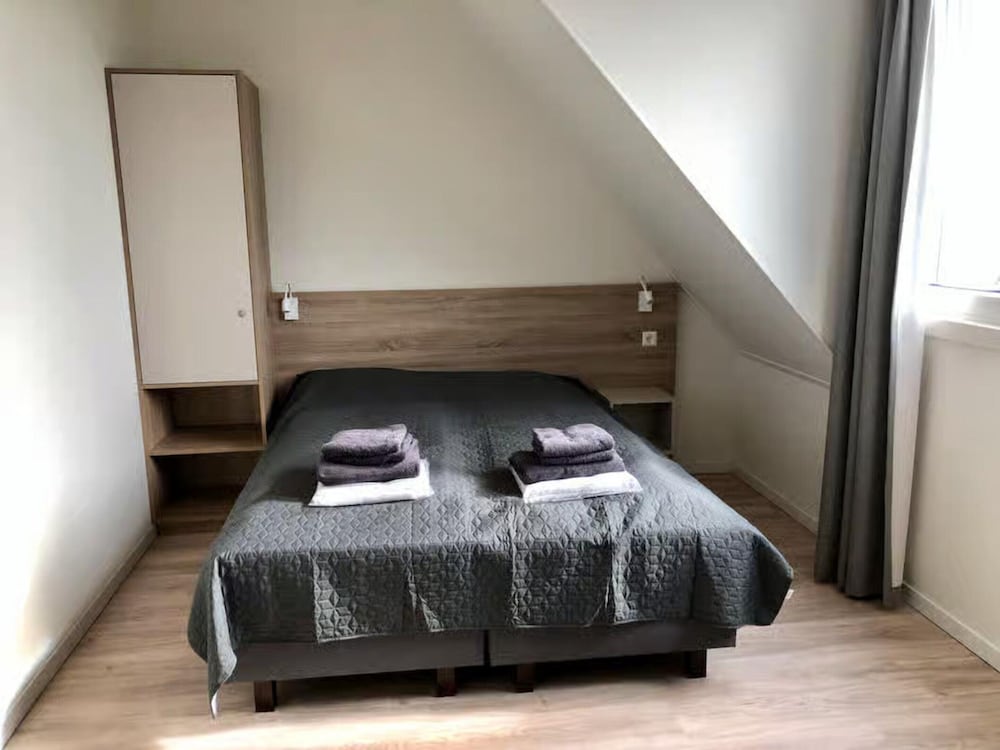 Beautiful Lodge Parallel to the Shopping Street