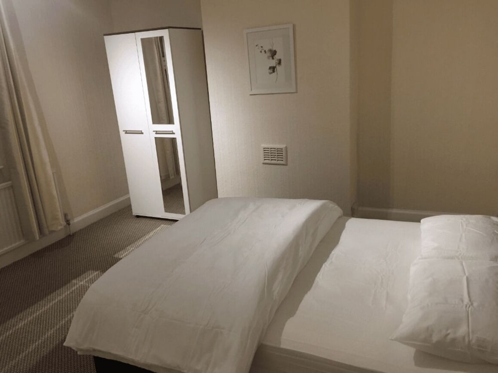 Room in Guest Room - Large Room in Leicester view 2