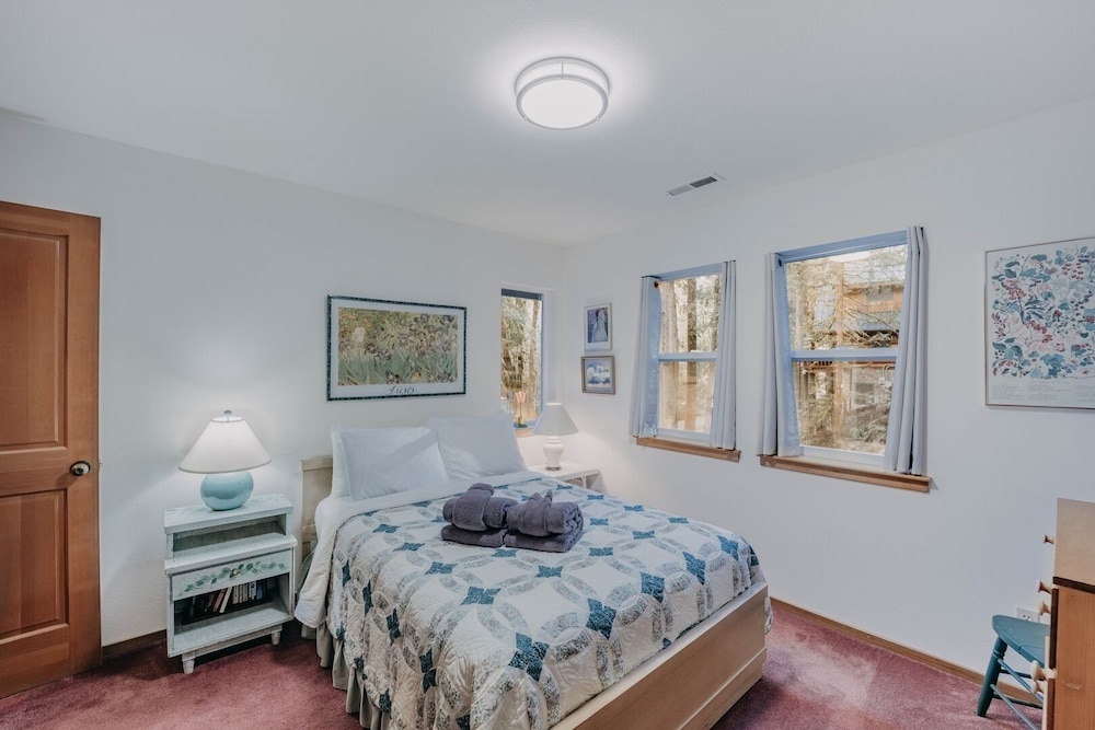 51sl - Ping Pong - Fireplace - D/w - W/d - Sleeps 8 3 Bedroom Home by RedAwning