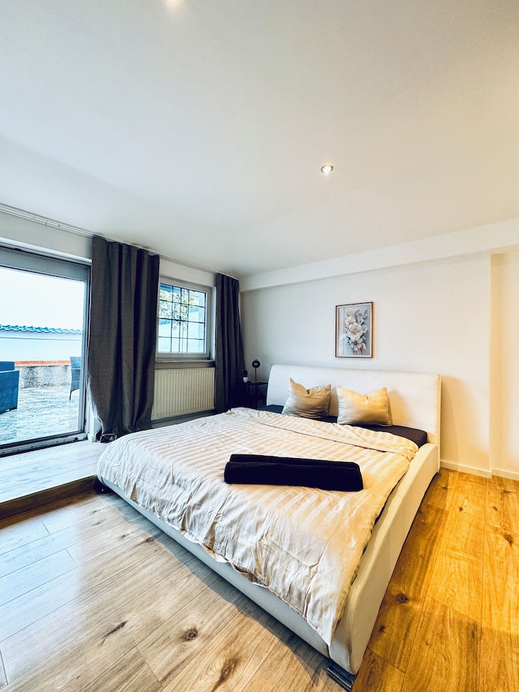 2BR Apt With Balcony Blumengärten