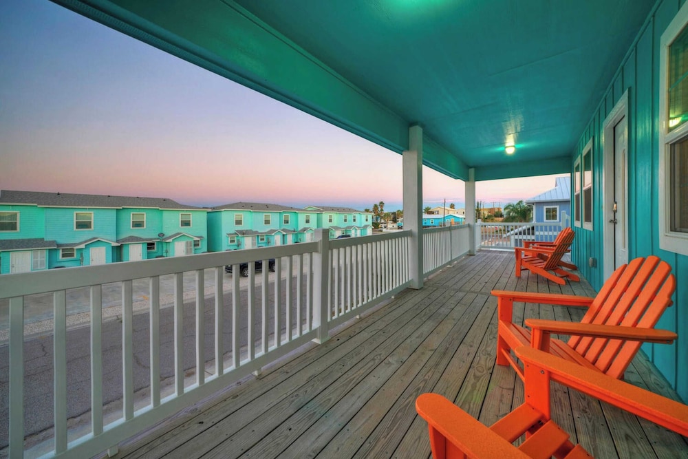 Sleeps 21, 2 Homes 2 Private Pools, Fire Pit, Swing Bar Walk to the Beach