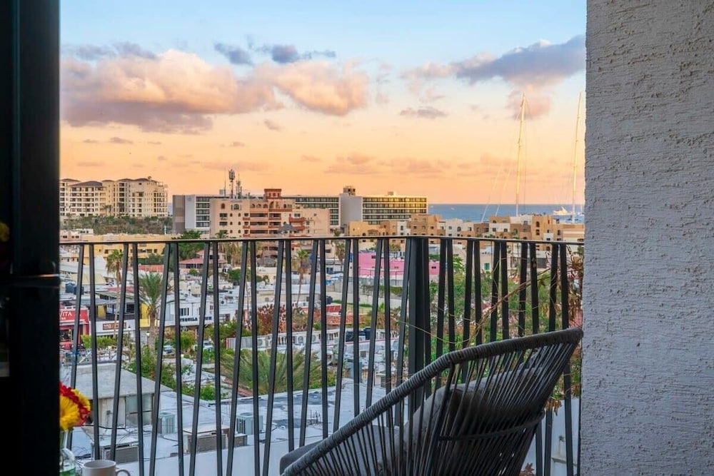 New 1BR Condo Near Marina and Downtown - Pool