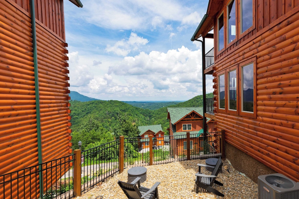 All Fun & Games by Avantstay Indoor Pool, Game Room, Theater, Mountain Views Near Pigeon Forge & Dollywood