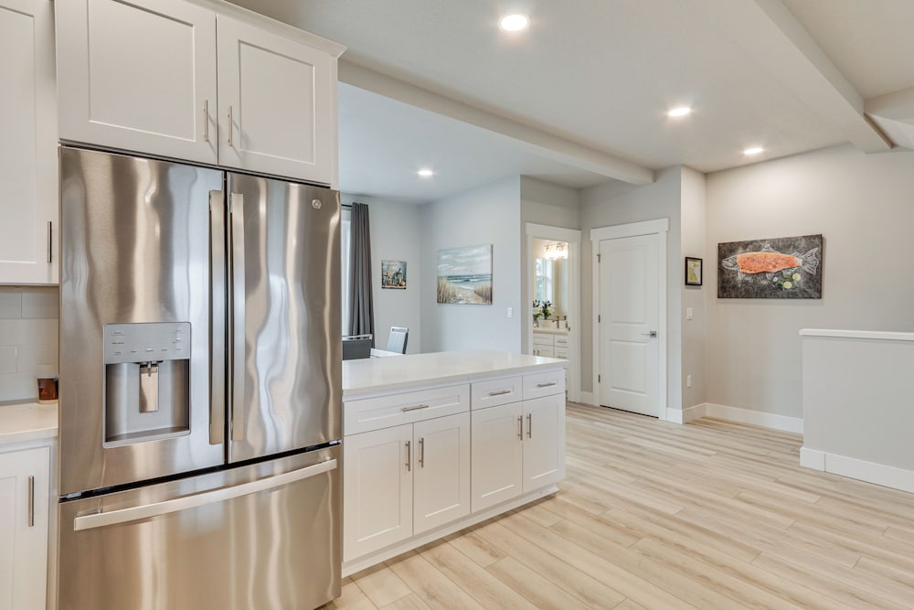 Columbia River Views: Spacious Hammond Getaway!