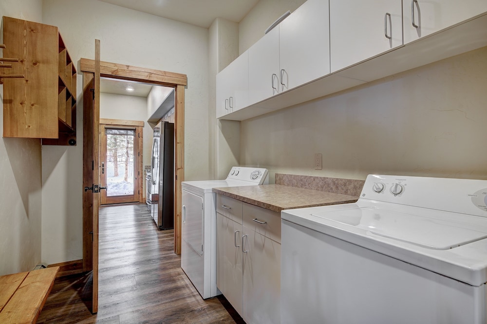 Spacious, Updated Townhome With Private Garage 3 Bedroom Condo