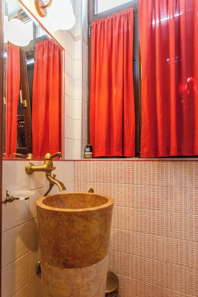 Luxurious Venetian 3 Floor House in the old Port
