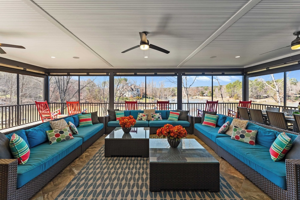 Luxury Lakefront Stay Private Dock, Indoor/outdoor Pool The Retreat