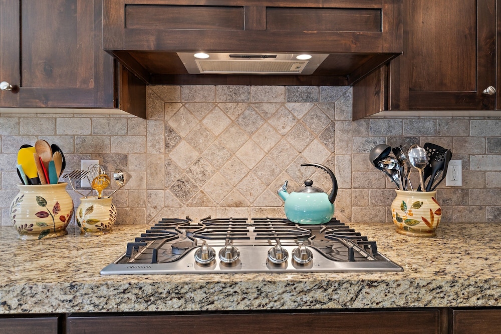 Hurricane Falls Pool, Hot Tub Plus Dog Friendly! 4 Bedroom Home