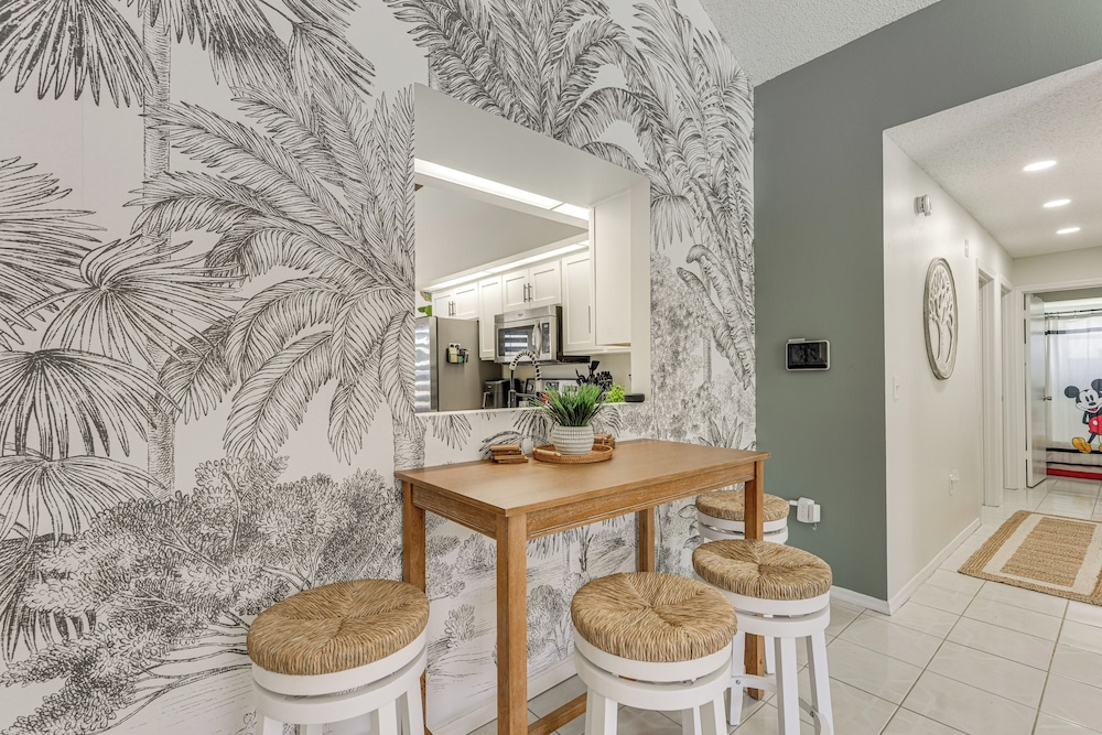 Hot Tub & Movie Theater: Family Oasis in Kissimmee