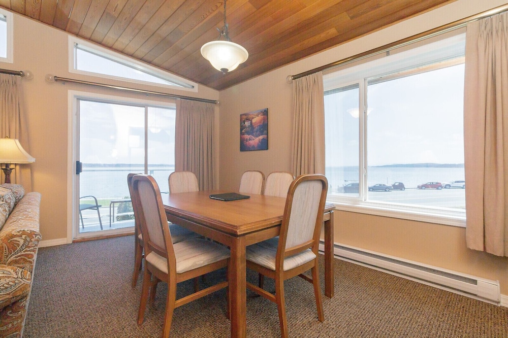 The Cedarwood Inn & Suites
