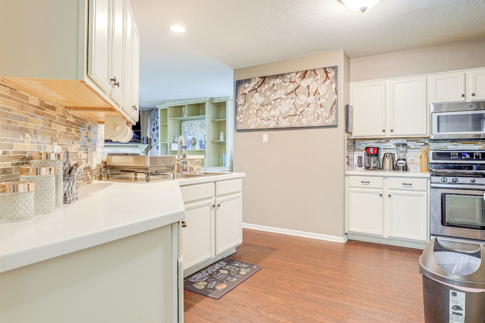 Covered Patio & Yard: Family Home in Katy