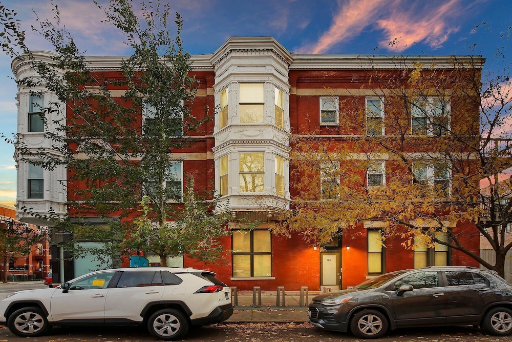 Upscale 4BR in Wicker Park - Damen 1R