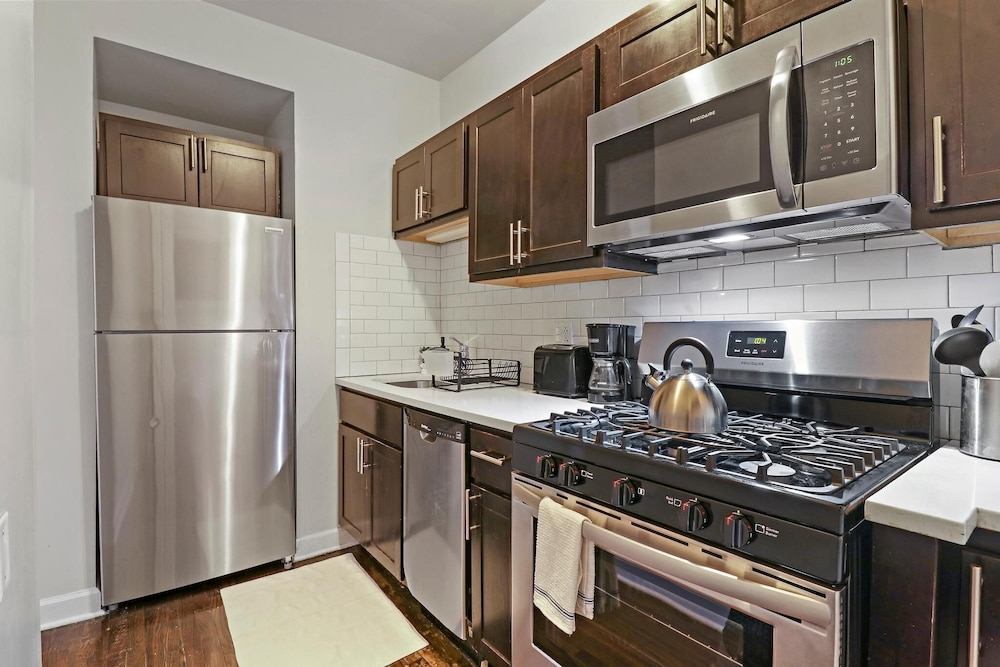 Spacious 2BR Near Dining - Touhy 1S photo 4