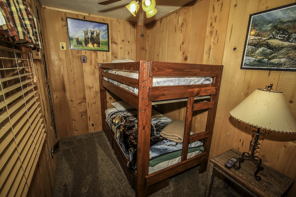 Our Mountain Hideaway 2 Bedroom Home by RedAwning
